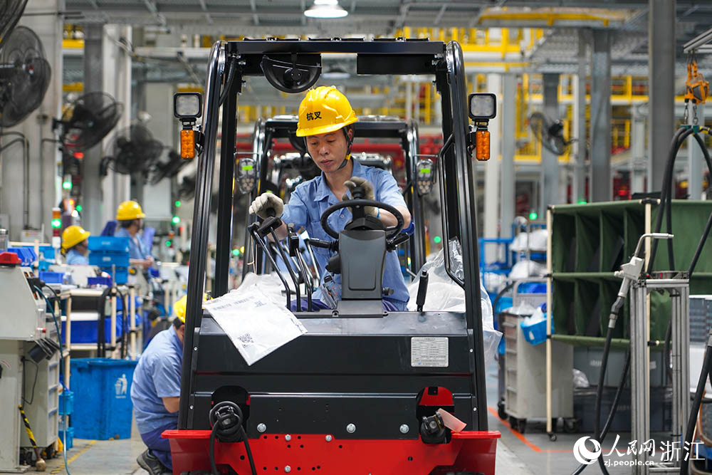 在杭州青山湖科技城的一家叉車企業內，工人在生產線上忙碌著。人民網 章勇濤攝