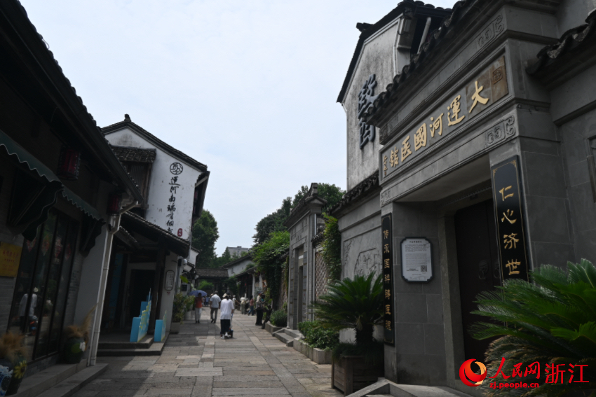 運河邊的老建筑被完好保存下來。人民網記者 張麗瑋攝
