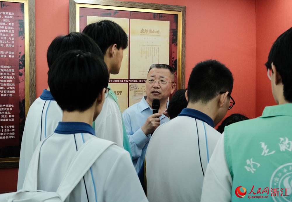 浙江東方博物館館長董利華在展廳內向眾人介紹展品。人民網 劉欣蔚攝