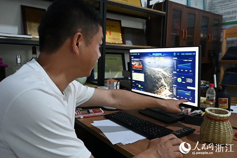 孫來達向記者展示梅老大數字農場應用。人民網記者 葉賓得攝