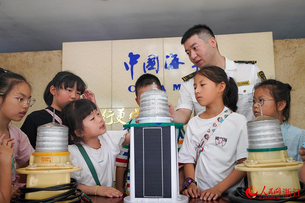 7月11日，“小候鳥”在寧波航標處參觀裝有北斗遙測信號的航標燈。人民網 章勇濤攝