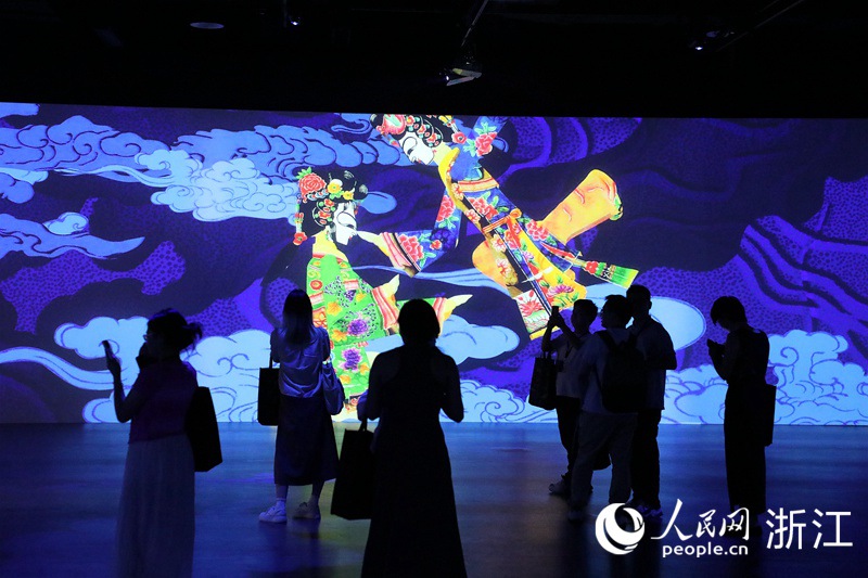 觀眾正在觀看皮影藝術光影展《一夢華胥》。人民網 方彭依夢攝