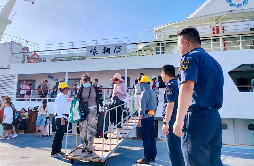 游客安全撤離海島。浙江海事局供圖