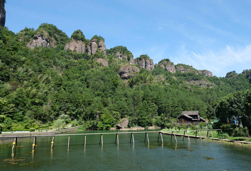 壯麗的丹霞地貌特征賦予穿巖十九峰別樣的景色。程欣攝