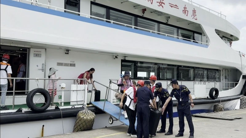 溫州飛云江海事處聯合地方政府啟動應急預案，分批組織人員疏散旅客。