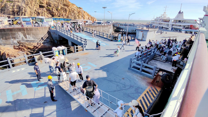 游客有序撤離。劉繼波攝