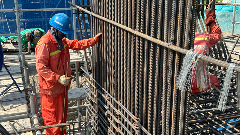 工人開展鋼筋捆扎作業。邢潔攝