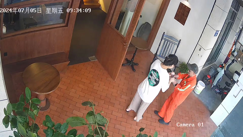 王女士為環衛工人倒水。監控截圖