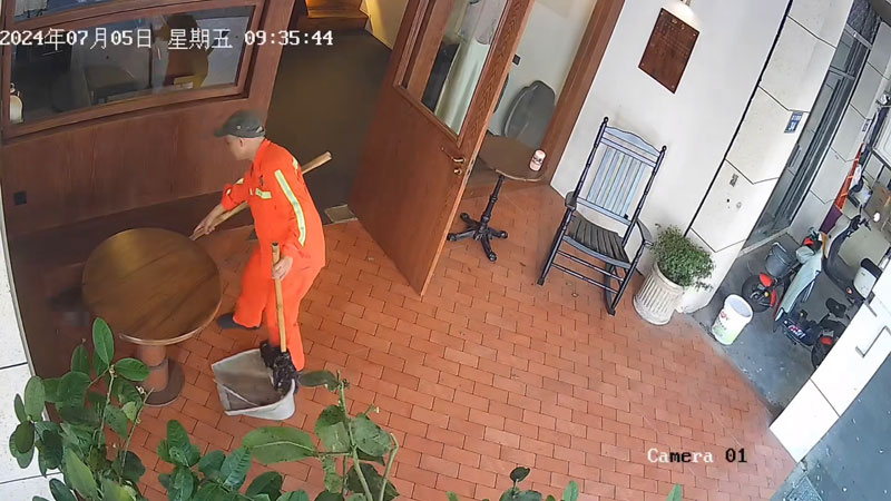 環衛工人默默幫忙打掃店門口。監控截圖
