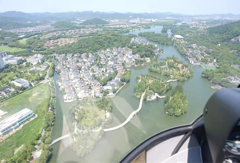 乘坐直升機俯瞰紹興鑒湖，解鎖立體式游覽景點的新視角。受訪者供圖