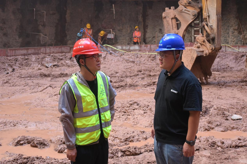 徐書記與工人就施工進程進行交談。  劉卓爾 攝