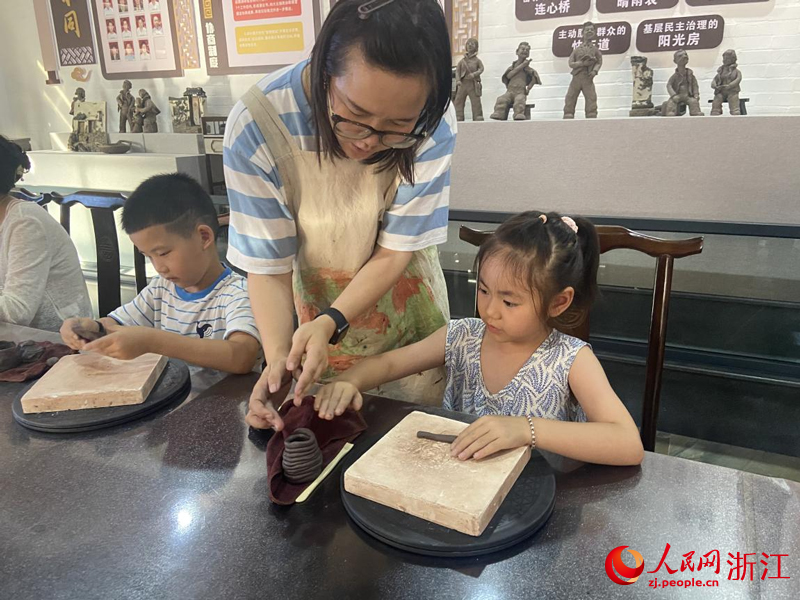 在繆家村文化禮堂內舉行的非遺泥塑培訓課。人民網 方彭依夢攝