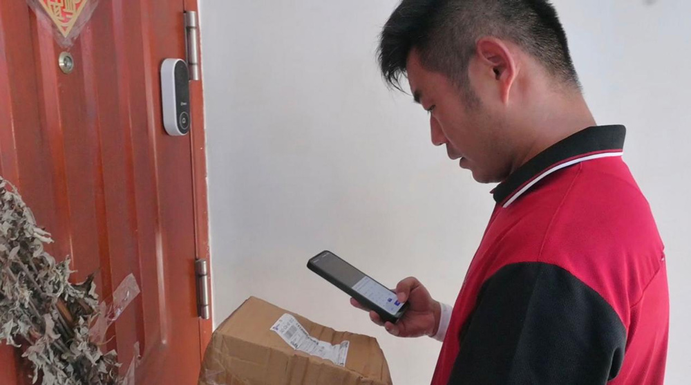 左金輪正在確認包裹配送地址是否正確。劉卓爾攝