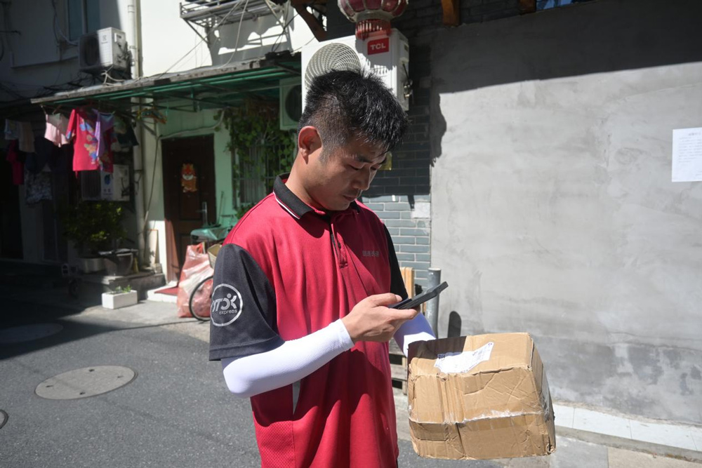 左金輪正在對包裹進行掃碼核對。劉卓爾攝