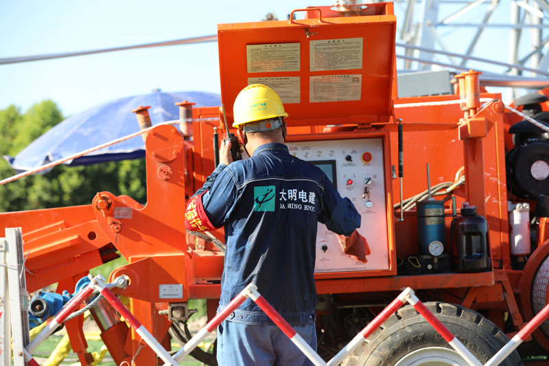 建元集團一線施工員工正加緊開展放線作業。張小紅攝