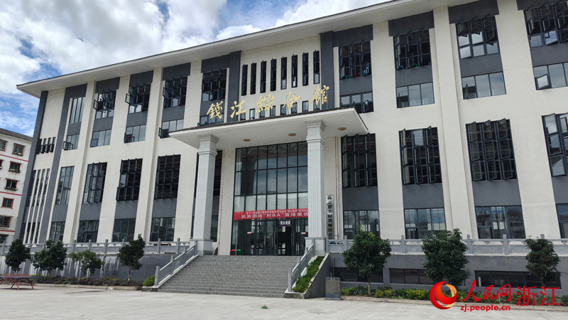 臺江縣民族中學錢江綜合樓。人民網 劉欣蔚攝