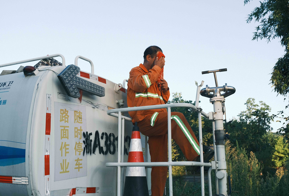 灑水車正在注水作業。程欣攝
