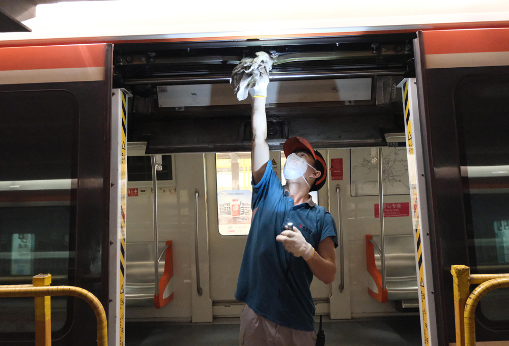 地鐵車輛檢修員正在對車門進行檢修。程欣攝
