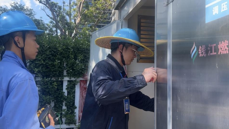 宋鑫煜打開調壓器箱門。沈嘉寧攝