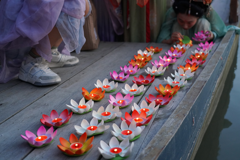 點亮荷花造型的河燈。胡丹丹攝