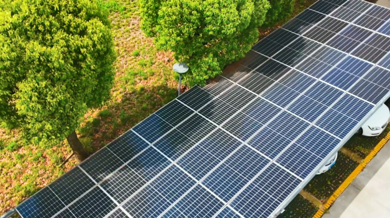 中石化三官堂油庫利用辦公區、車庫頂棚安裝太陽能光伏板。中國石化浙江石油供圖