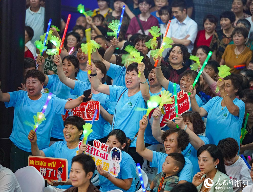在浙江省嵊州市浦口街道，鄉村越劇聯賽小組挑戰賽啦啦隊吶喊助威。人民網 章勇濤攝