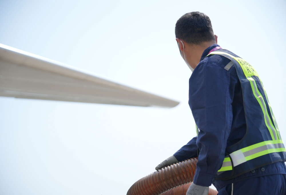 烈日下，飛機排污員即將開始工作。吳承予攝