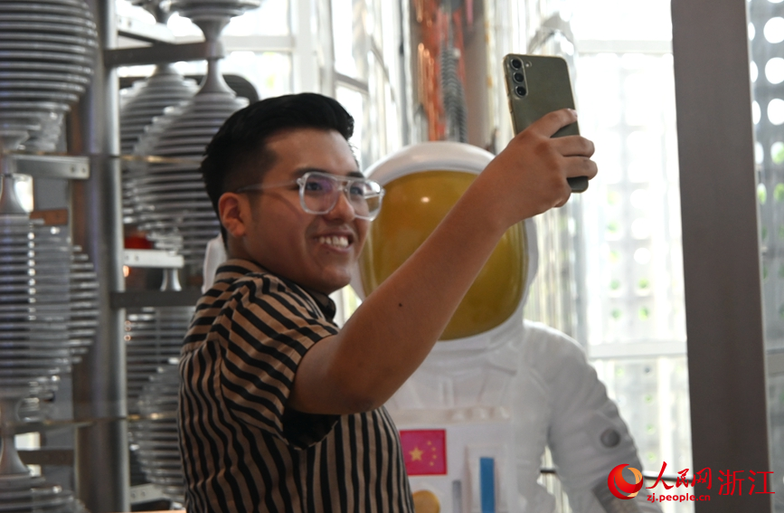 與“宇航員”拍照。人民網記者 張麗瑋