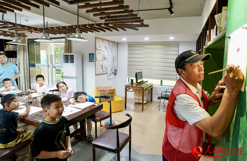 郭建合教小朋友們畫荷花。人民網記者 郭揚攝