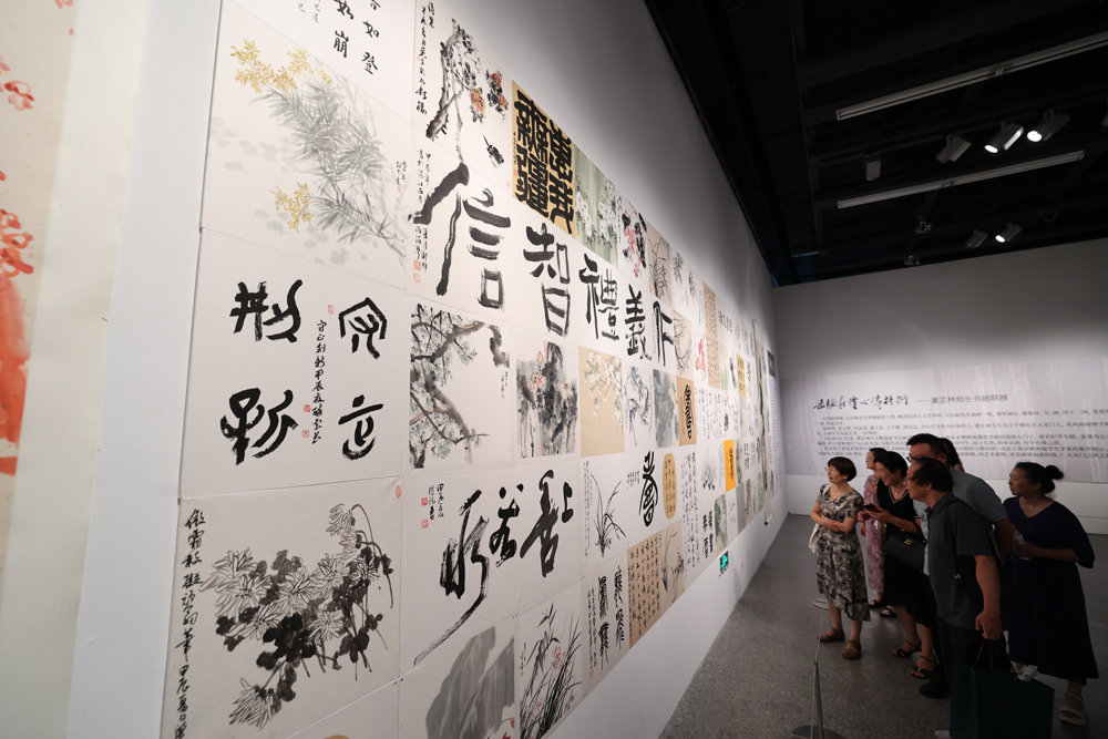 “缶脈薪續——董芷林師生書畫作品聯展”在寧波美術館開幕。唐嚴攝