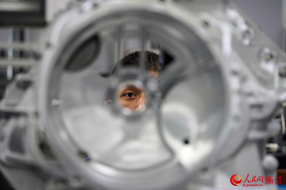 在寧波市北侖區一家單項冠軍企業的生產車間里，工人在對一款產品進行檢測。人民網 章勇濤攝