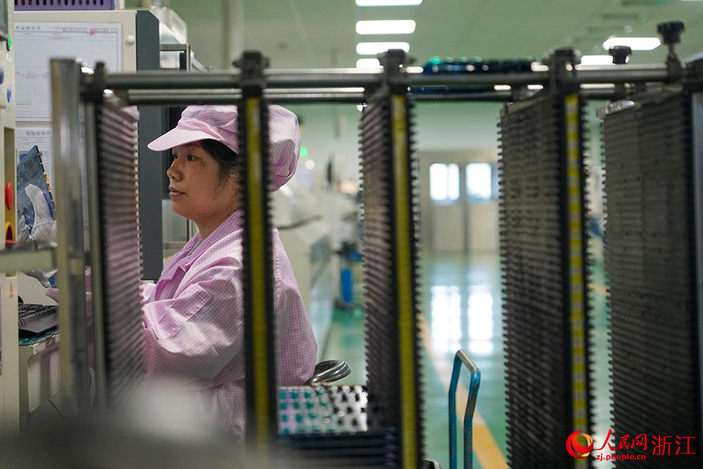 在寧波市北侖區一家單項冠軍企業的生產車間里，工人在生產線上有條不紊地作業。人民網 章勇濤攝
