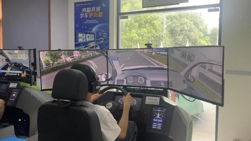 學員使用智能模擬器。沈嘉寧攝