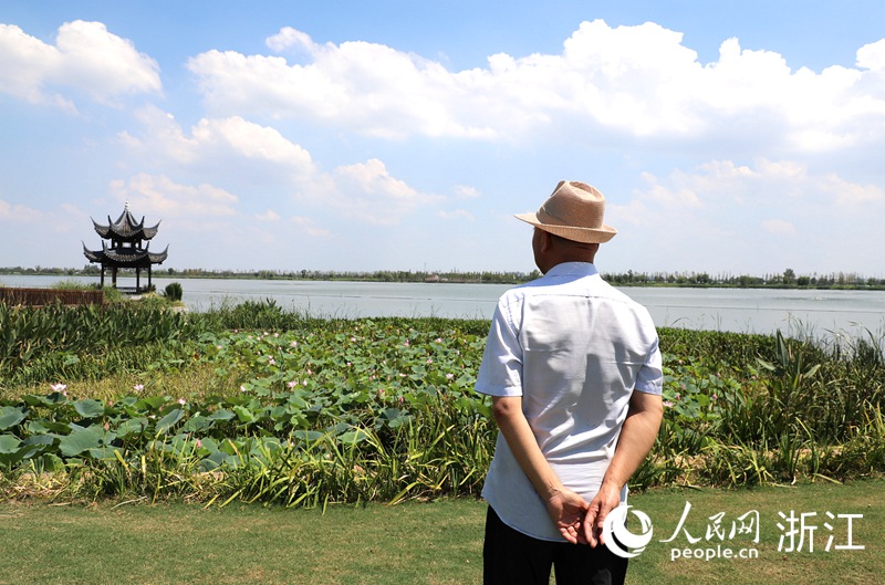 漫步湖蕩邊，姚明利回憶起二十多年前的祥符蕩。人民網 方彭依夢攝