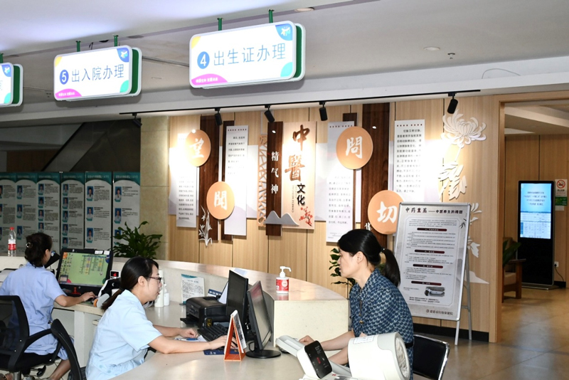 出生證明服務臺前正在咨詢“出生即參?！闭?。徐奕唯攝