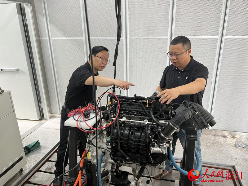 研發團隊正在對增程器2.0測試結果進行評審。人民網 程欣攝