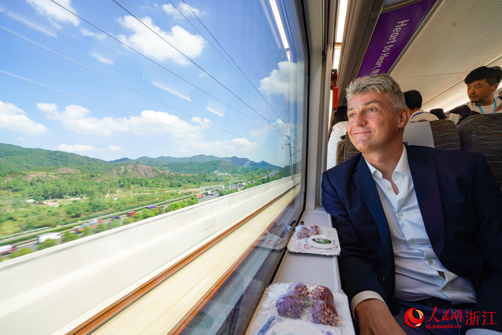 來自德國的外商陳龍體驗杭溫高鐵。人民網 章勇濤攝