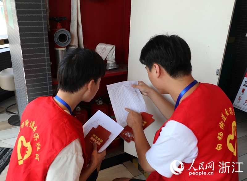 社區書記助理在社區周邊商圈進行消防安全檢查。人民網 方彭依夢攝