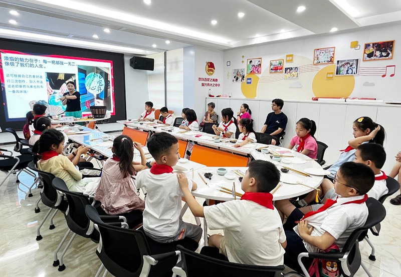 社區書記助理組織策劃特色社區活動。云濱社區供圖