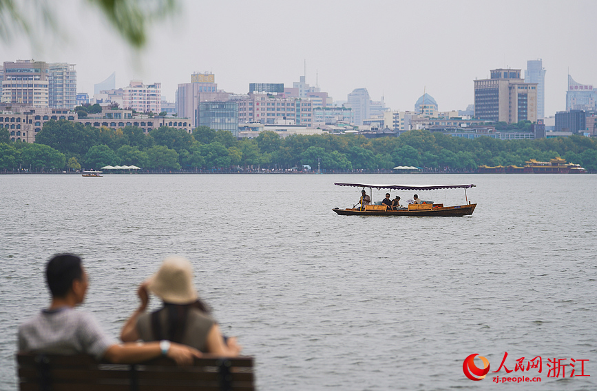 9月至11月是西湖景區的秋季旅游旺季。人民網記者 郭揚攝
