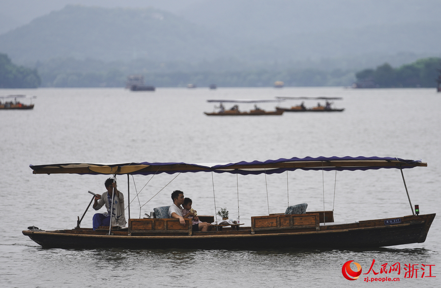 游客乘船游覽西湖。人民網記者 郭揚攝
