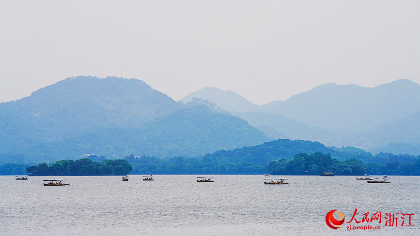 湖面上星星點點的游船。人民網記者 郭揚攝