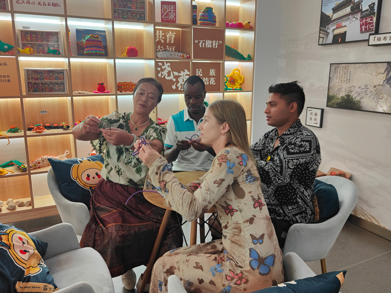 海外推介官學習漁繩結。嵊泗縣委宣傳部供圖