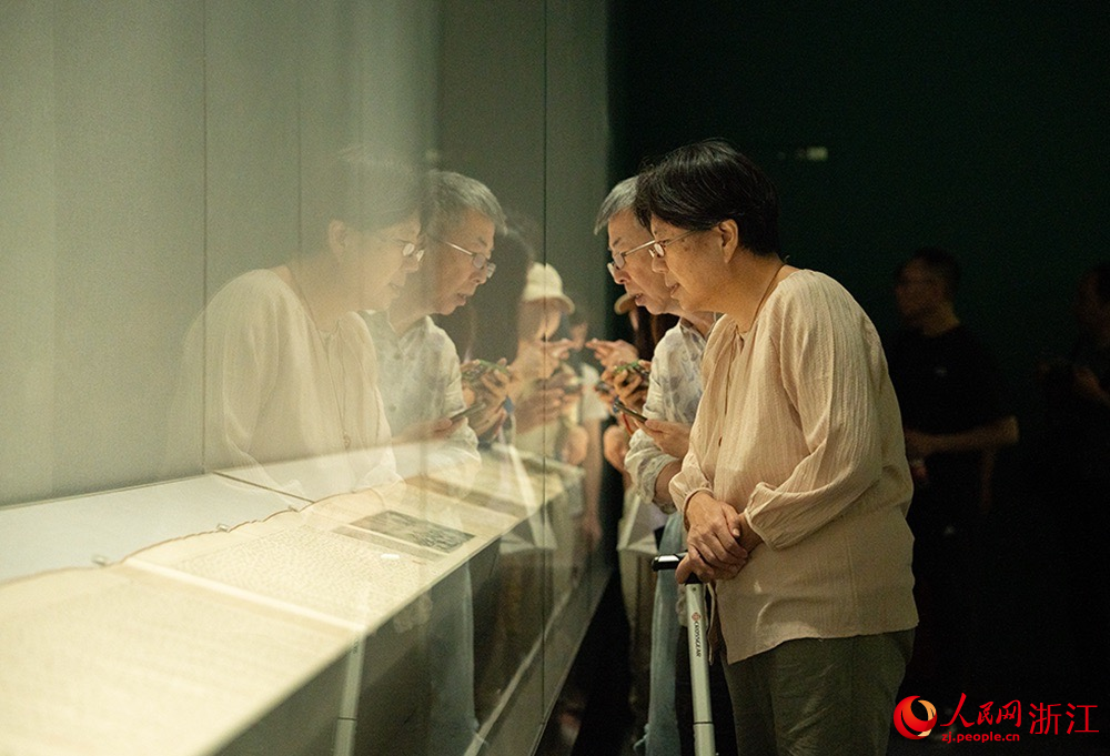 游客欣賞《富春山居圖》（剩山圖卷）真跡。人民網記者 王麗瑋攝