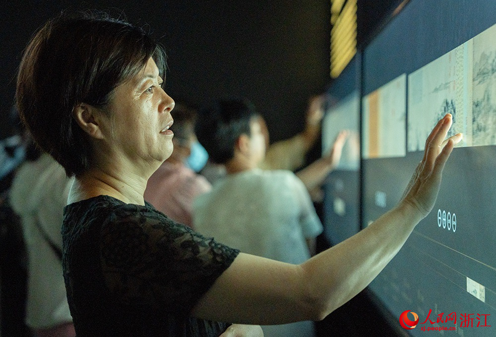 游客體驗《富春山居圖》數字展。人民網記者 王麗瑋攝