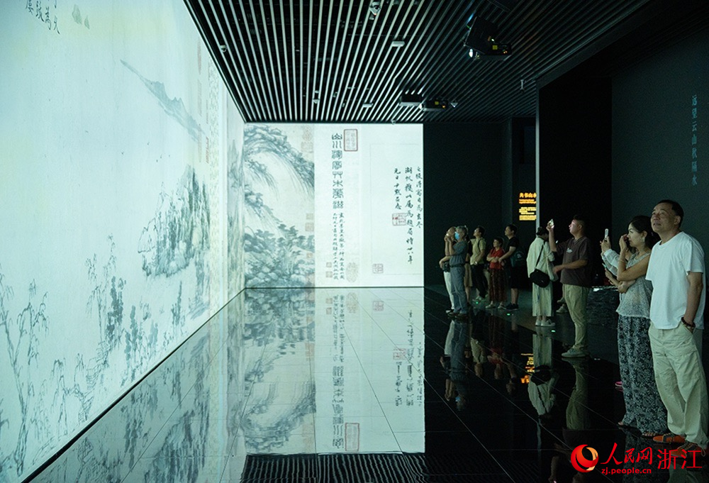 游客體驗《富春山居圖》數字展。人民網記者 王麗瑋攝