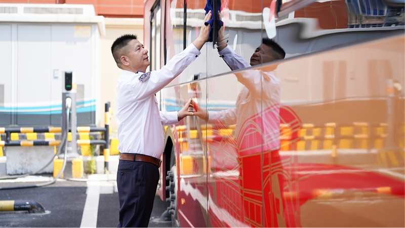 嘉興市首批城鄉公交駕駛員莊正新。受訪者供圖