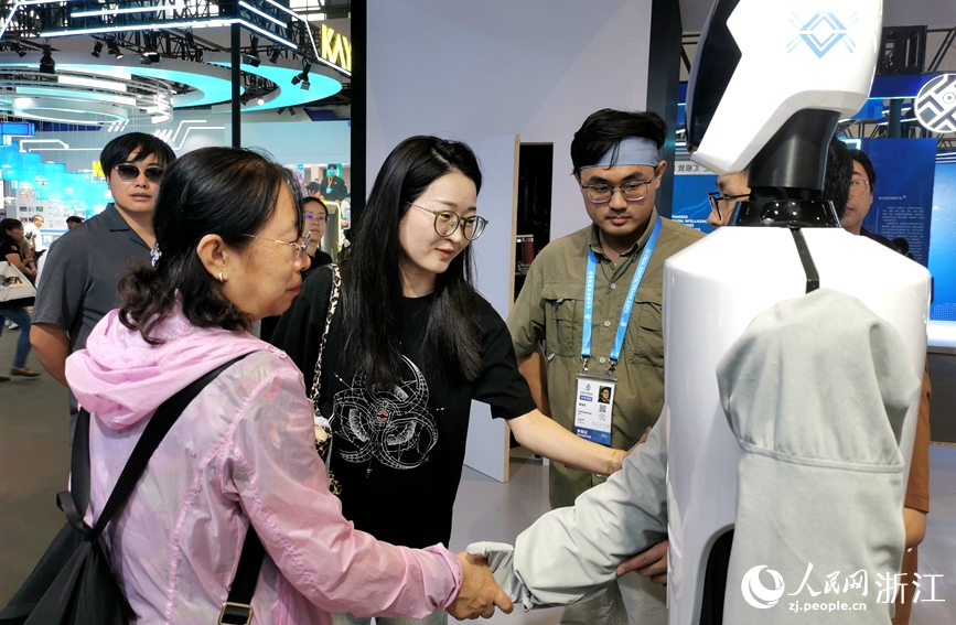 觀眾上手感受機器人手臂柔軟度。人民網記者 張麗瑋攝