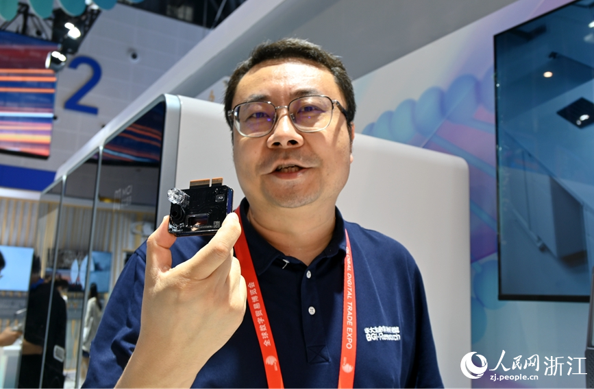 “梧桐”內部核心部件不足掌心大小。人民網記者 張麗瑋攝