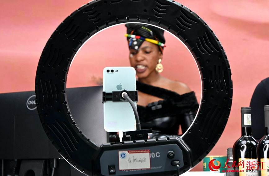 智慧非洲館內，主播正直播賣貨。人民網記者 張麗瑋攝